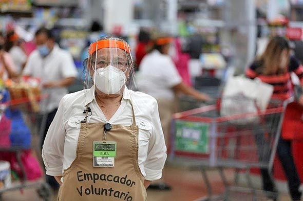 ¿Qué requisitos necesitan adultos mayores para trabajar como ‘cerillitos’ en Walmart y Soriana?
